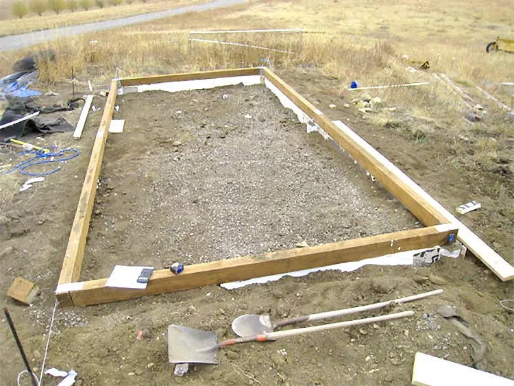 Do-it-yourself foundation for a greenhouse from a bar